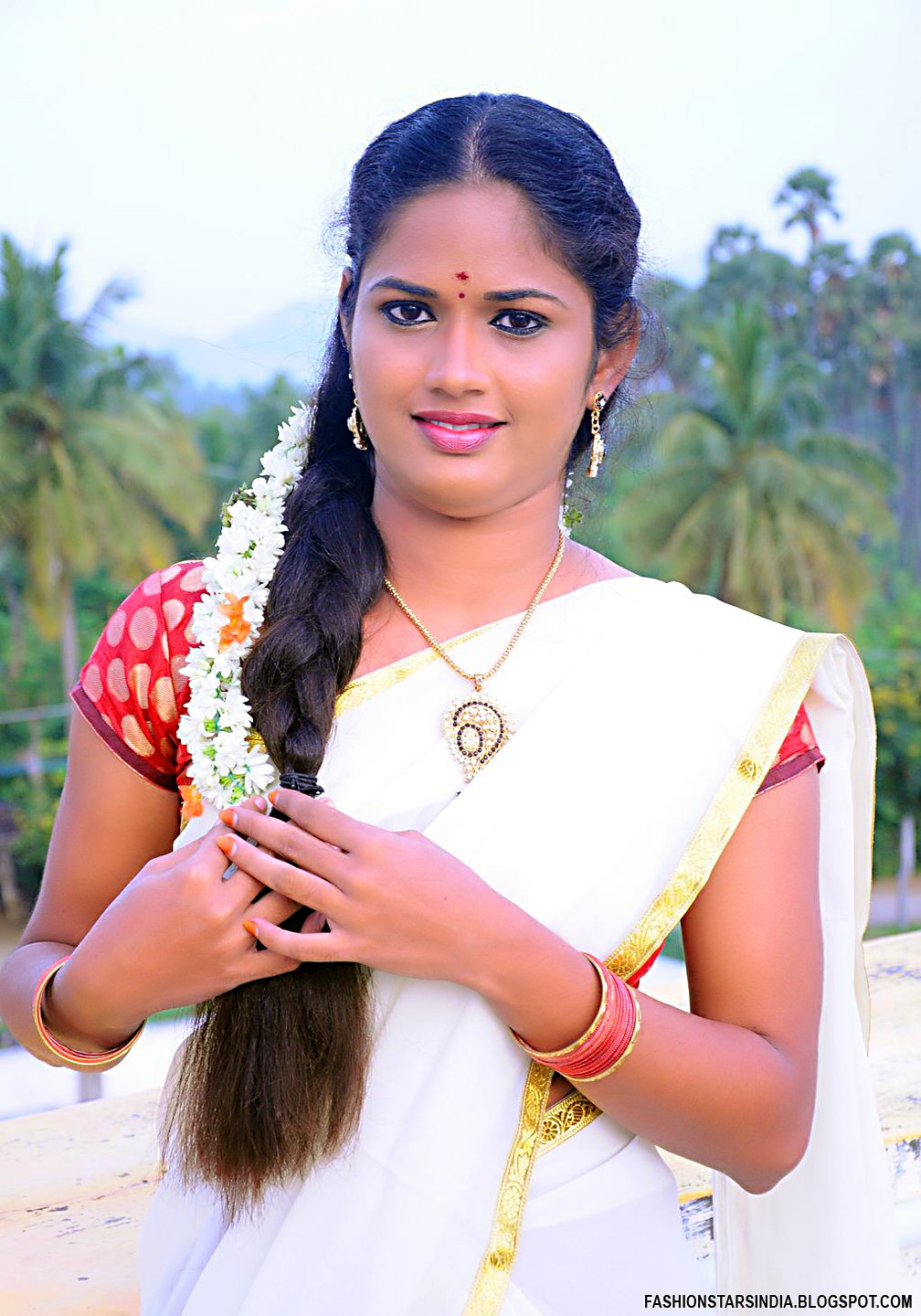 ONAM TRADITIONAL SAREE MALAYALAM MODEL'S HD PHOTOS EXCLUSIVE IMAGES