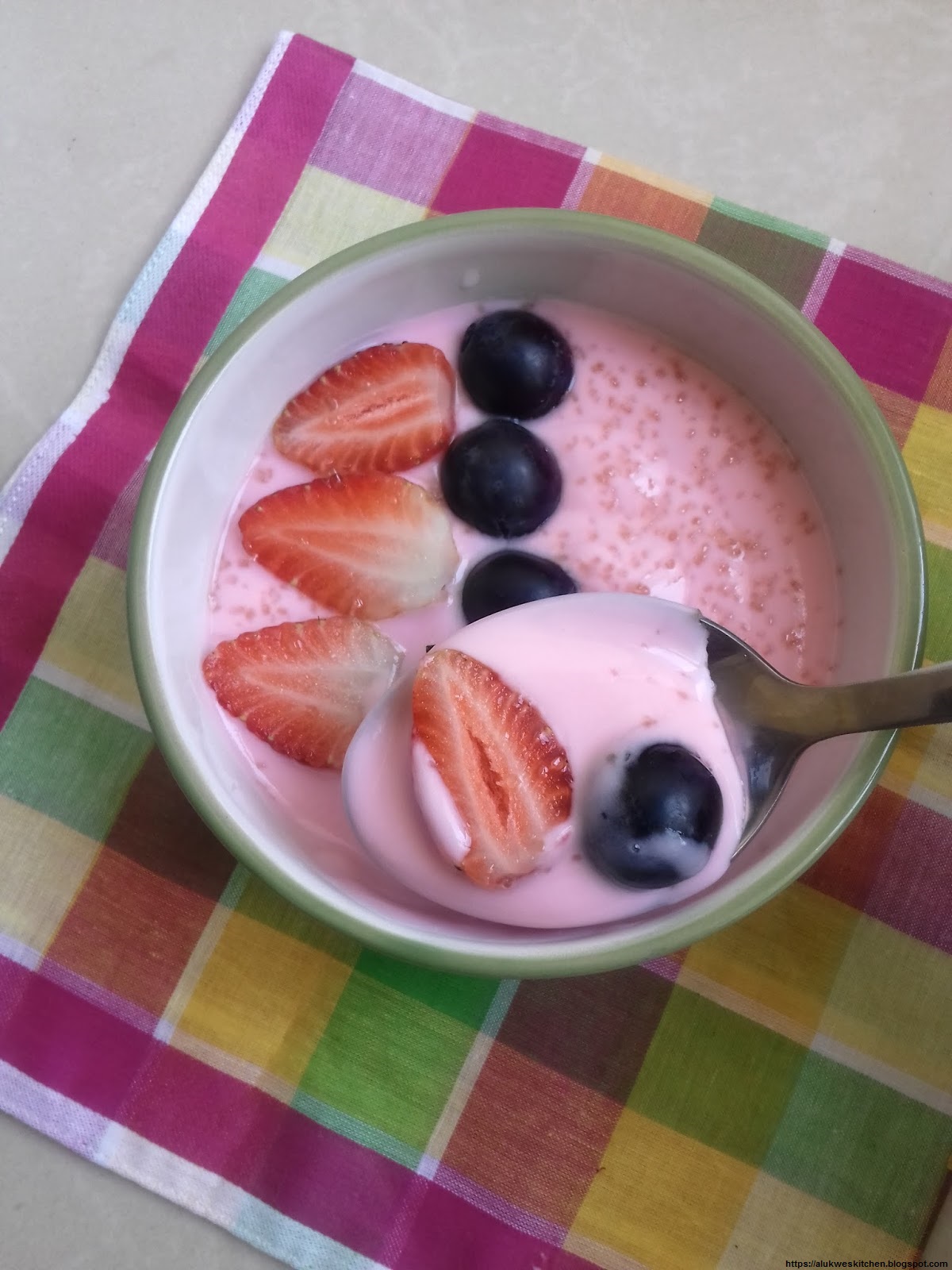 STRAWBERRY YOGURT FRUIT BOWL