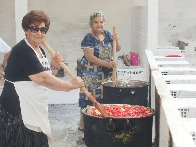 Δεκαπενταύγουστος στην Εύβοια: Τα έθιμα και οι παραδόσεις για το «Πάσχα» του καλοκαιριού - Το στιφάδο της Παναγίας που γιορτάζεται μόνο στον Οξύλιθο (ΦΩΤΟ & ΒΙΝΤΕΟ)