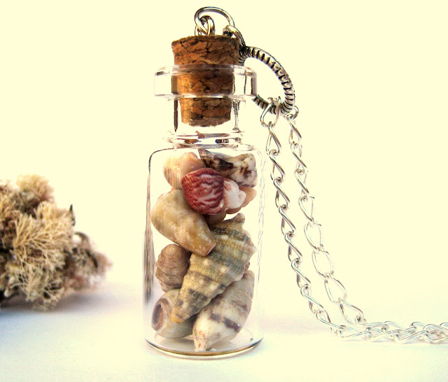 vial-pendant-with-sea-shells