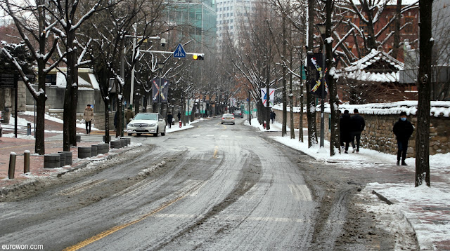 Calle coreana sucia por la nieve