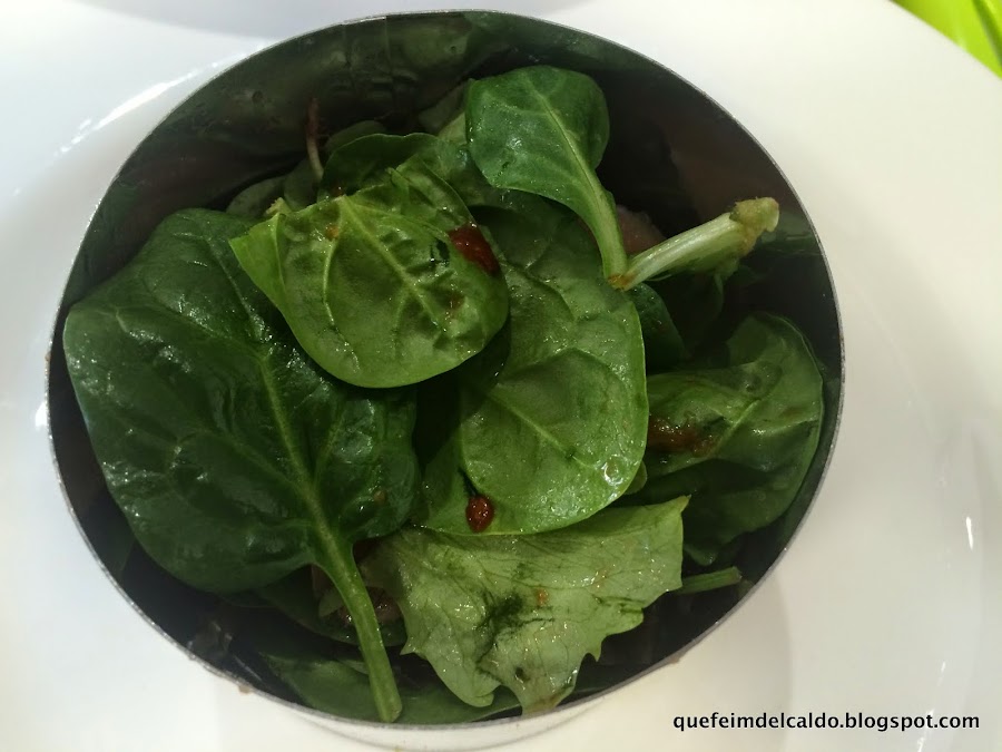 Ensalada verde con salmón ahumado y vinagreta de salsa de soja y manzana