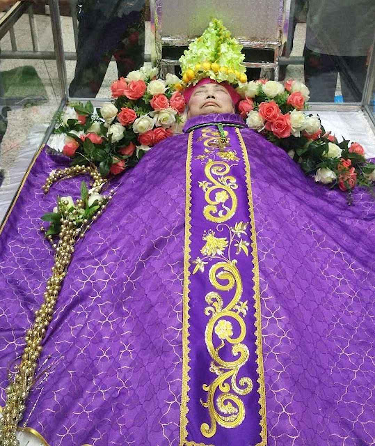 Mons Vincent Huang Shoucheng, bispo fiel ao Papado, no velório na catedral de Mindong com mitra e báculo de flores
