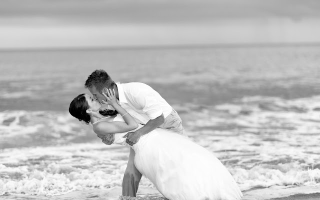 Pareja de Recién Casado en la Playa Imágenes de Novios en la Playa