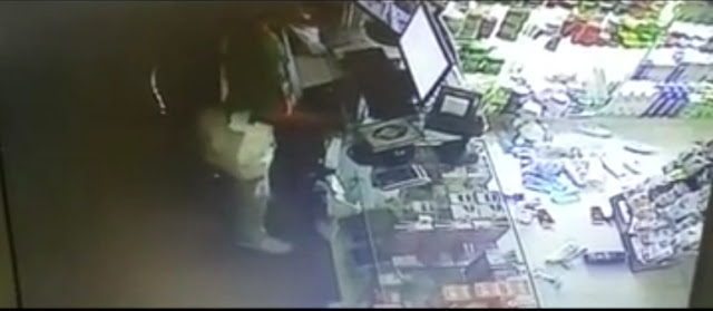 Terekam CCTV, Pencuri Ini Melihat Al Quran Saat Melakukan Aksinya, Lihat Apa yang Ia Lakukan Terekam CCTV, Pencuri Ini Melihat Al Quran Saat Melakukan Aksinya, Lihat Apa yang Ia Lakukan