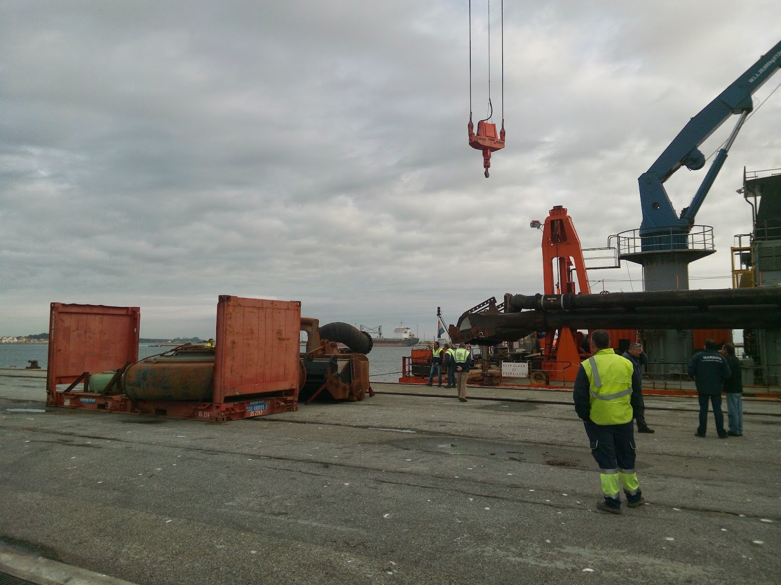 Descarga de peças da draga. Estivadores de Aveiro