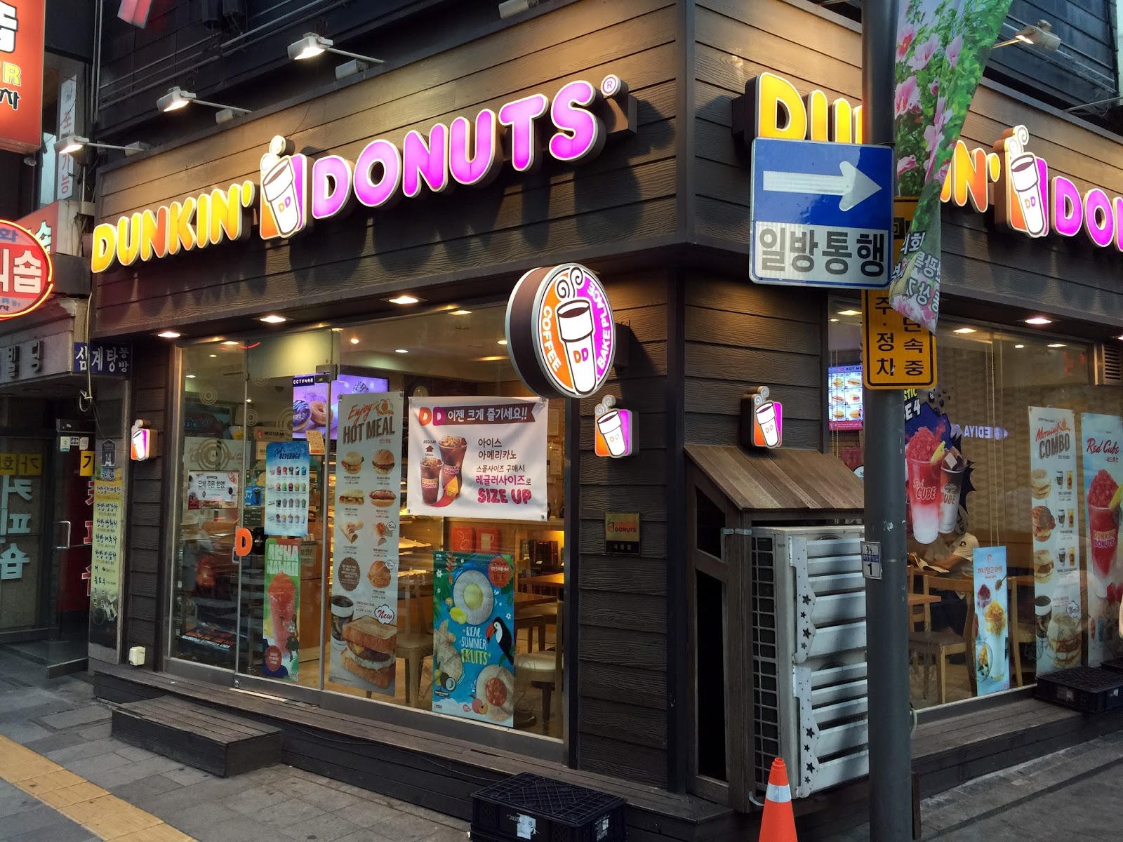 Dunkin' Donuts (Seoul, SOUTH KOREA) ★★★☆☆ A traveling foodie's