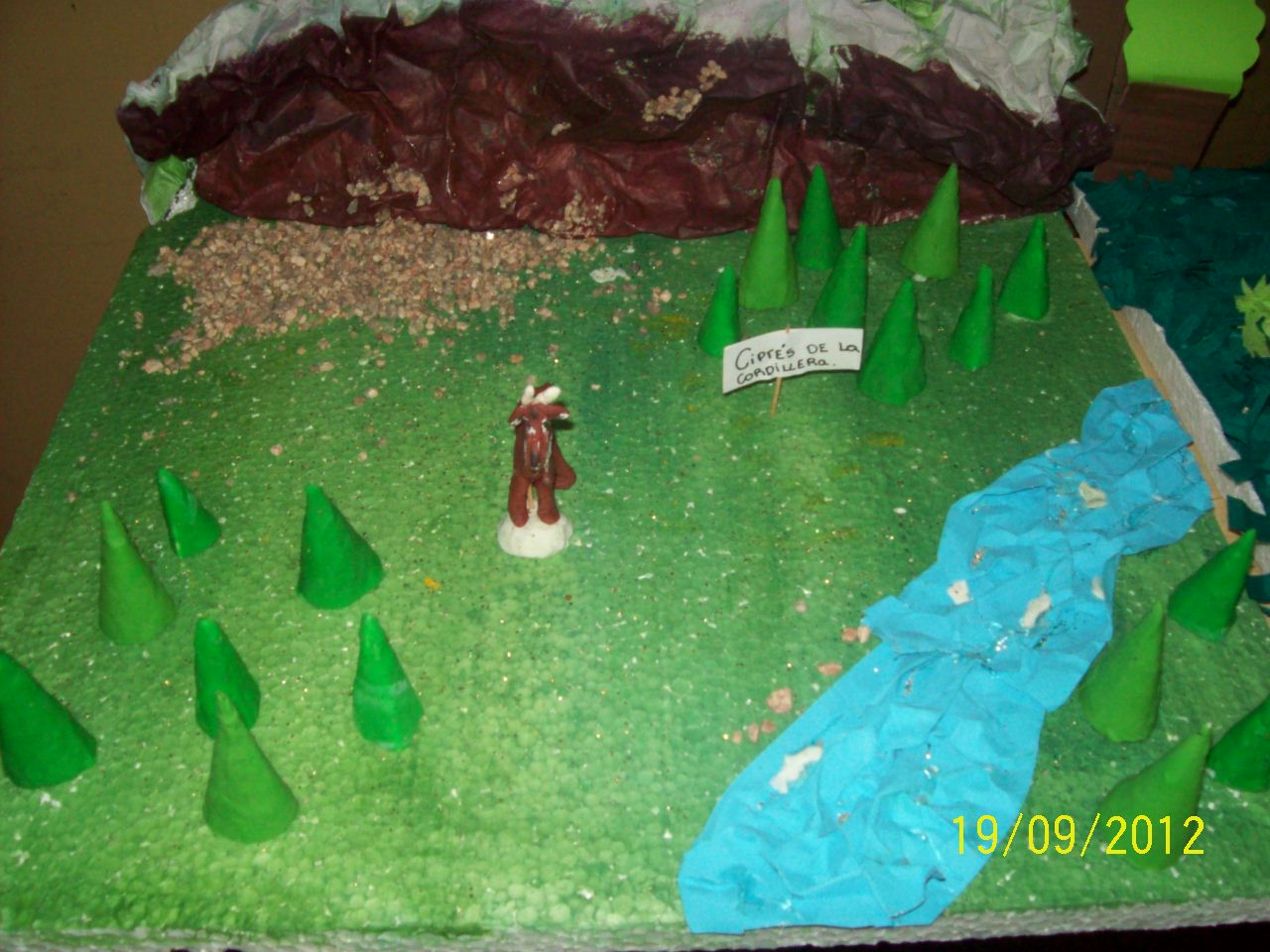 SEXTO "B" 2012 Los seres vivos (maquetas de biomas y animales en