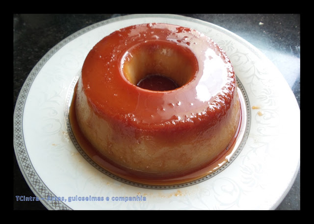 A massa do pudim é preparada no liquidificador, mas pode ter os ingredientes apenas misturados com uma colher, ficando neste caso com uma aparência mais rústica. Para isto pique o pão bem miúdo e bata ligeiramente os ovos antes de misturá-los à massa.