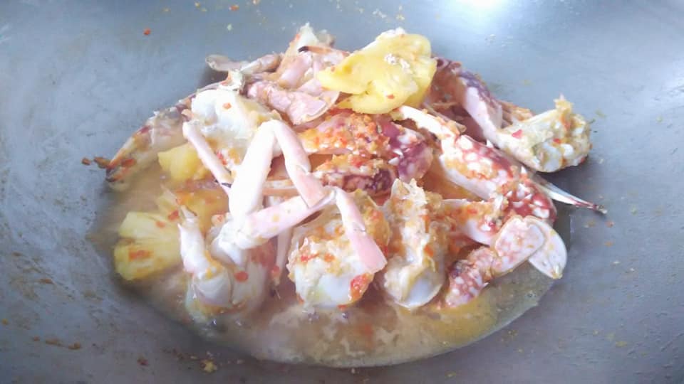 SWEET SOUR AND SPICY FLOWER CRAB WITH PINEAPPLE