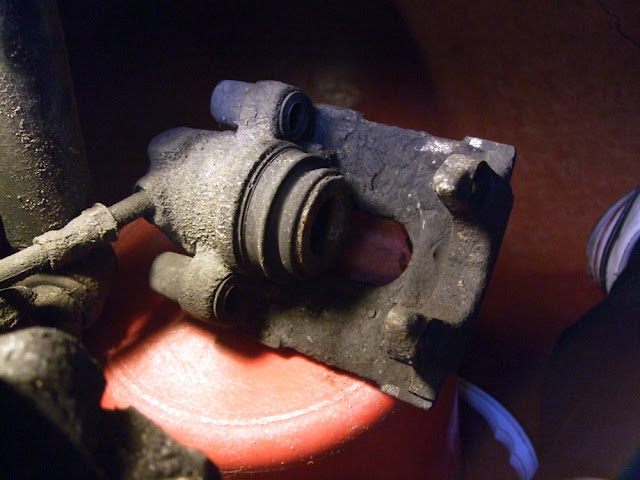 BMW E46 330d rear brake caliper dirty