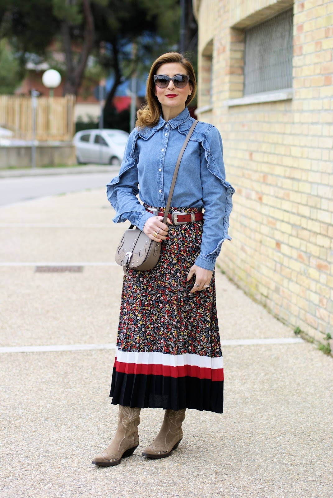 How to style a country western chic outfit? Buckles on belts and bags on Fashion and Cookies fashion blog, fashion blogger style