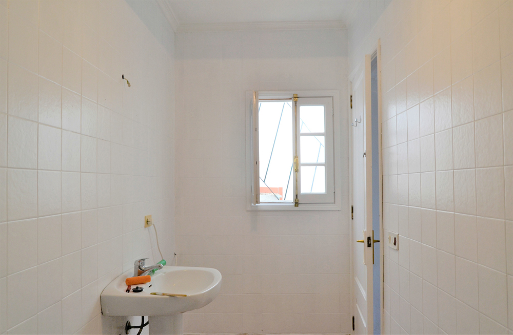 Home staging Menorca, antes y después de un baño, renovación sin obras, con un resultado casi mágico