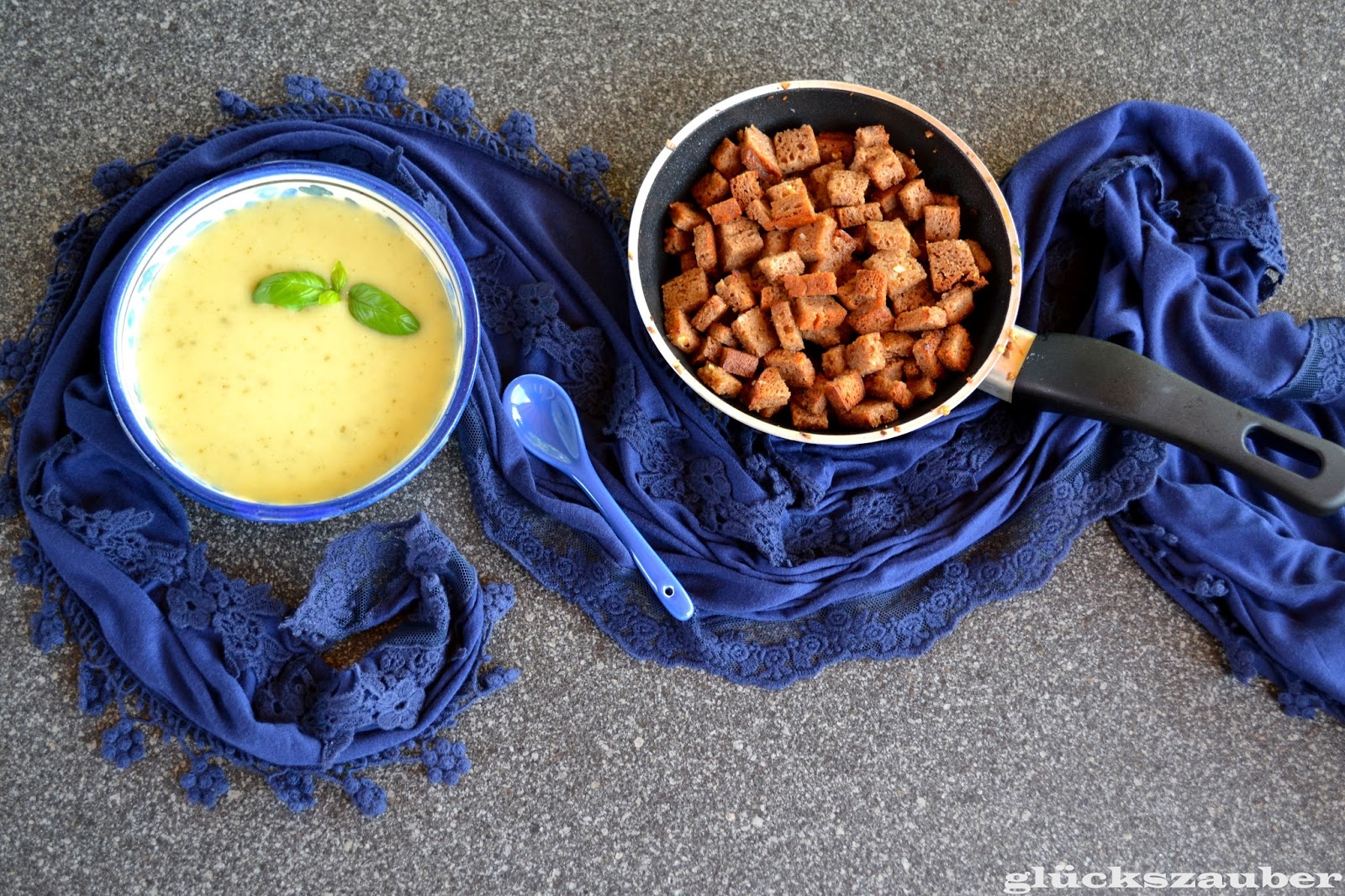 glückszauber : Kartoffel-Kräuter-Suppe mit Knoblauch-Croûtons