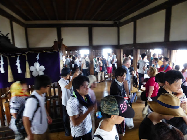 Personas en fila en el interior del Castillo de HImeji