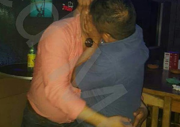 Director de Tránsito se besa con su subalterno y los despiden Director de Tránsito se besa con su subalterno y los despiden
