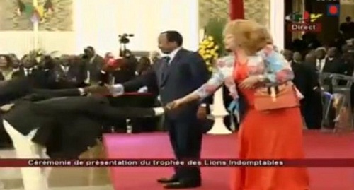 Onyogo Bitolo, Teikeu, Salli en mode #BidoungKpwattchallenge devant le couple présidentiel (Vidéo)