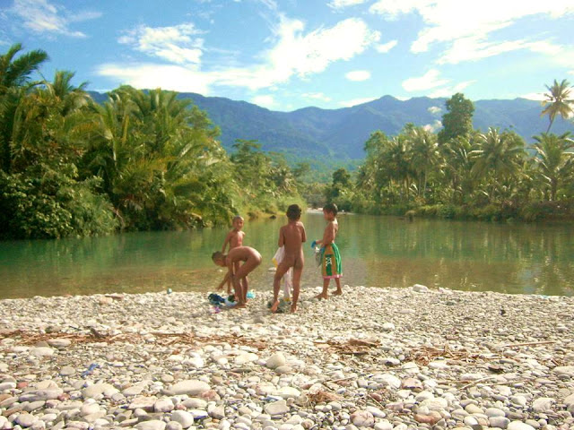 WOLU, negeri di pantai, terletak di pulau Ceram bagian selatan Provinsi Maluku