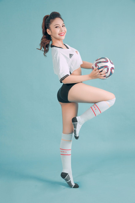 Á hậu Hoàng Yến My khoe dáng ngọc cổ vũ đội tuyển Đức - Ảnh 6 A hau Hoang Yen My khoe dang ngoc co vu doi tuyen Duc - Anh 6