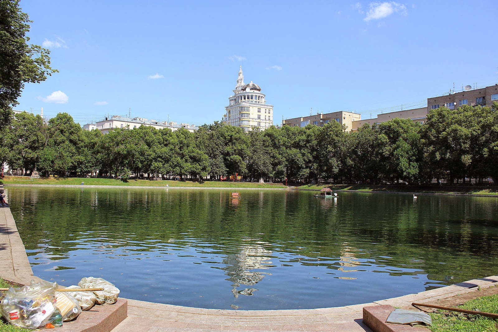 Площадь западного троекуровского пруда