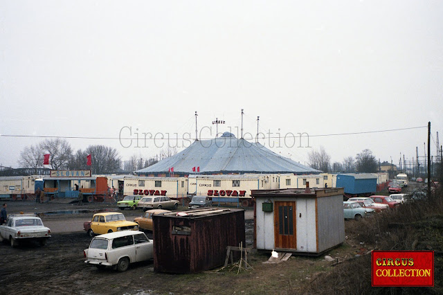 Vue panoramique du cirque Slovan, chapiteau, roulotte, voiture de type Traban