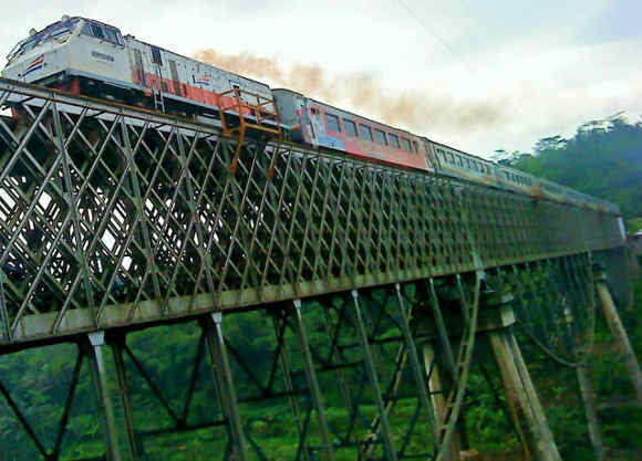 Kereta Api di Atas Jembatan Cirahong (Foto by Nakagawa Heri)
