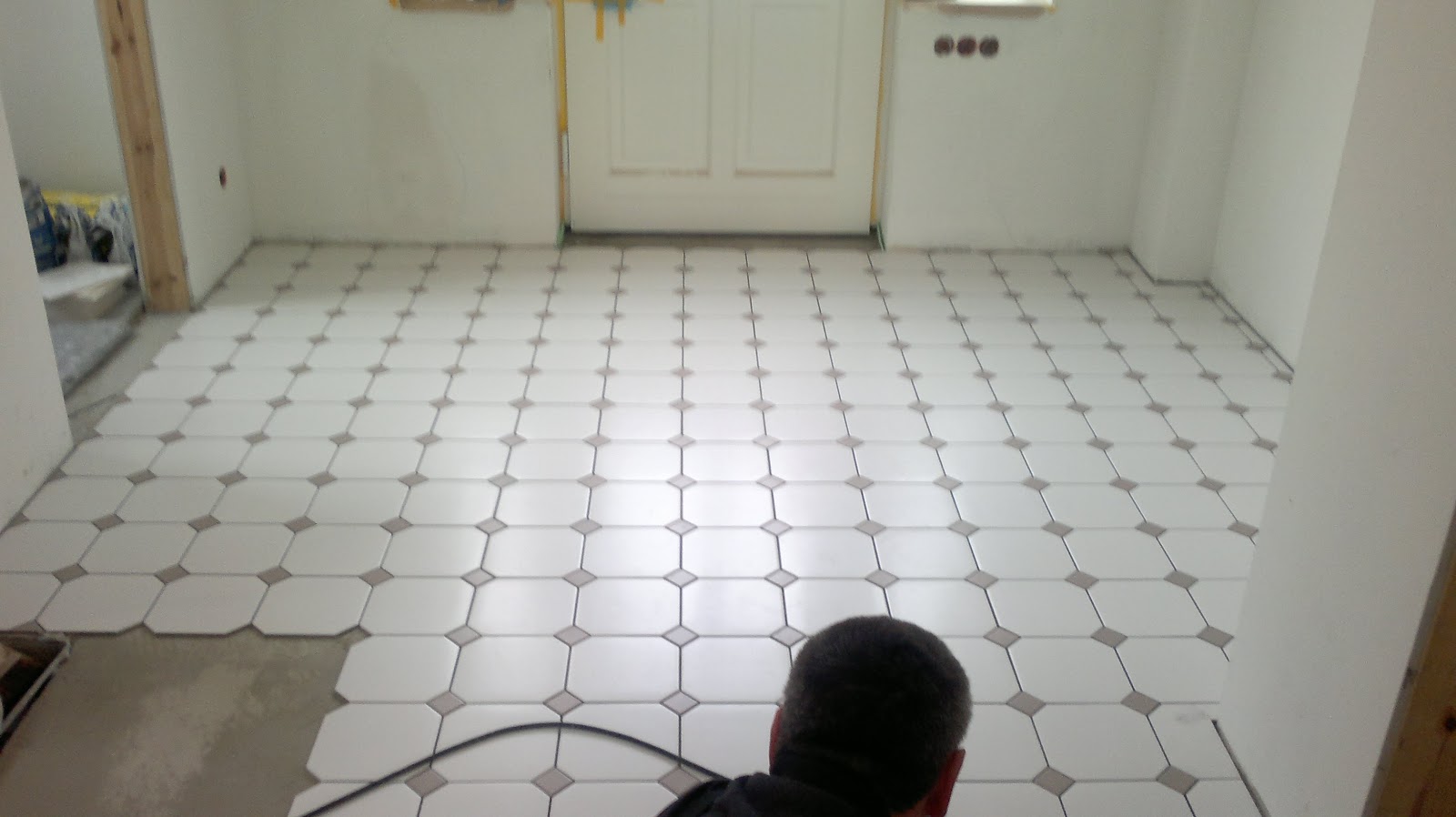 Baustelle MiDo: Fliesen im Eingangsbereich