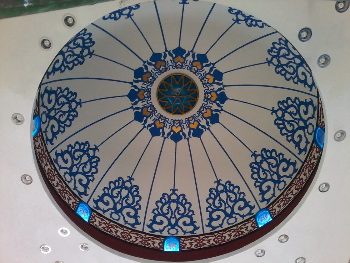 Desain interior kubah masjid konsep kaligrafi 