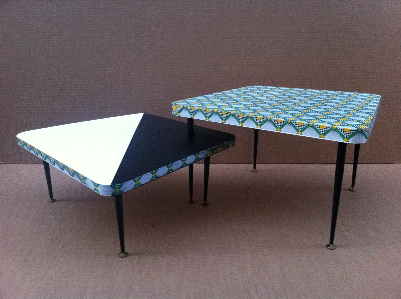table basse en carton avec pieds en métal. table basse en carton motif géométrique fabriquée à marseille par juliadesign