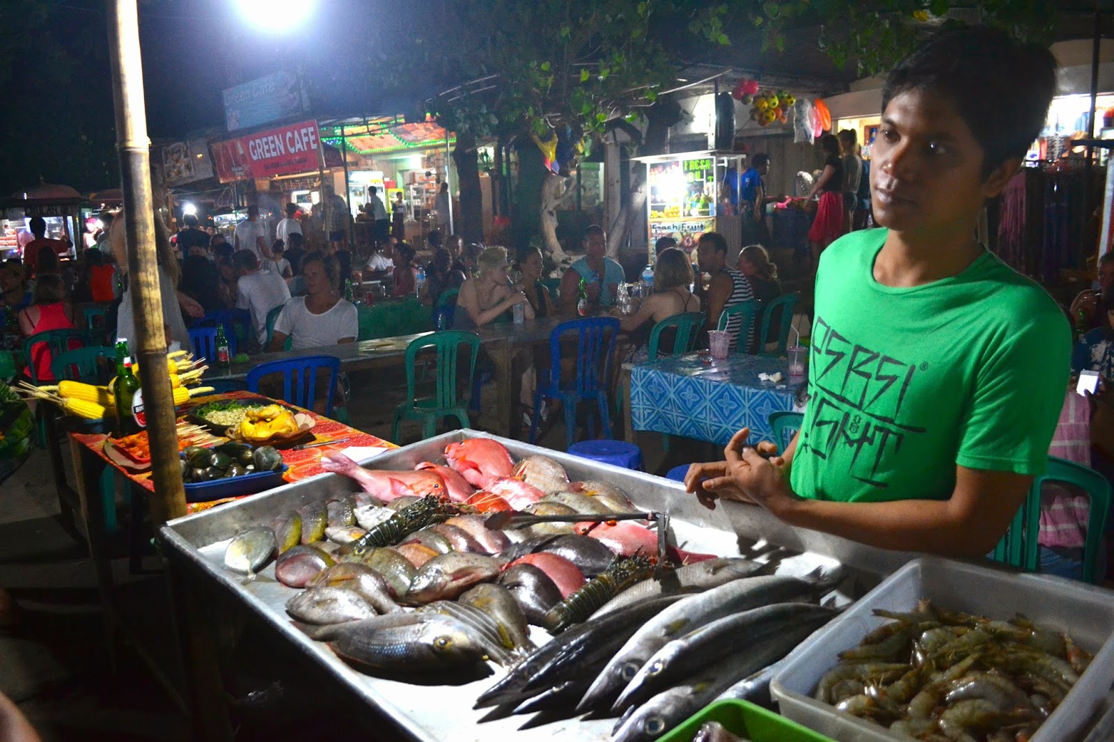 mercado local nocturno de Gili Trawangan, Indonesia