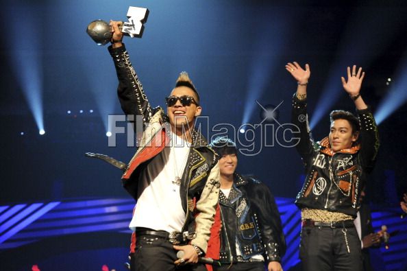 http://2.bp.blogspot.com/-S0KTkmho6dY/TrdLmHhf_5I/AAAAAAAAKUI/thss_m7d2XA/s1600/bigbang-mtv-ema-9.jpg