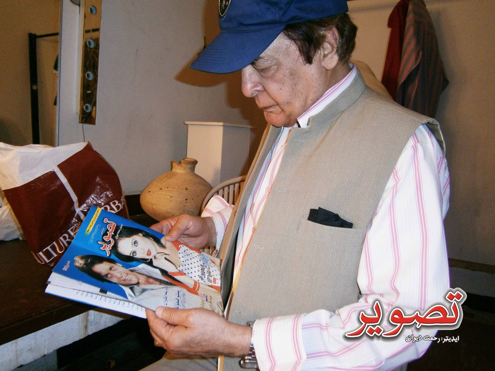 Pakistani Legend Actor Qavi Khan Reading TASWEER Magazine Quarterly