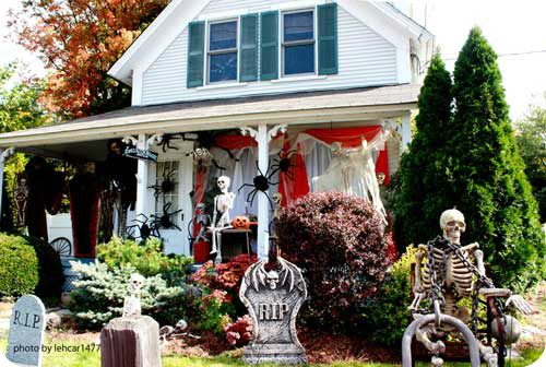Traditional, Scary & Creepy Halloween Porch and Yard Decorating Ideas