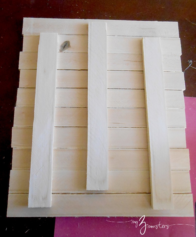 Creating a mini-pallet from wood shims DIY art, palet projects, wood shim, wall decor diy