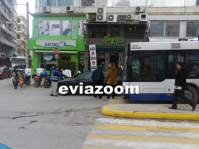 Χαλκίδα: Πολίτες σήκωσαν στα χέρια παράνομα σταθμευμένο αυτοκίνητο για να περάσει λεωφορείο - Απίστευτες εικόνες στο κέντρο της πόλης (ΦΩΤΟ & ΒΙΝΤΕΟ)