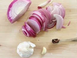 peel-and-cut-the-onion-and-garlic