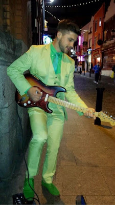 Shane-Long-busking-outside-Temple-Bar-in-Dublin-472x840.jpg