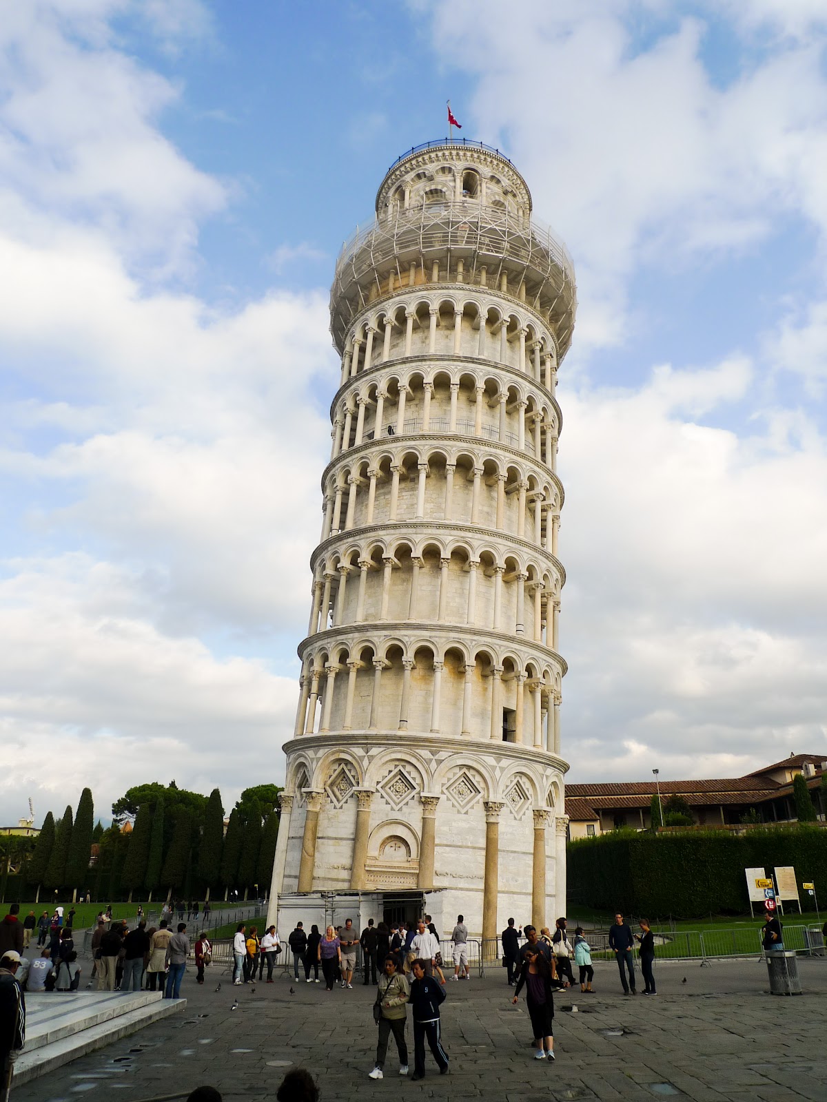 Какая башня изображена. Падающая Пизанская башня. Пизанская башня Италия кривая. Пизанская башня всемирное наследие. Алебастровая башня.