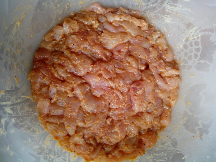 fotografía pollo marinado