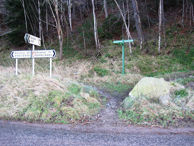 The signpost of the trail up Pannanich Hill on Deeside