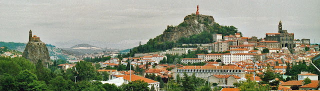 origine photo : https://fr.wikipedia.org/wiki/Le_Puy-en-Velay#/media/File:Le_Puy_en_Velay_Panorama.jpg