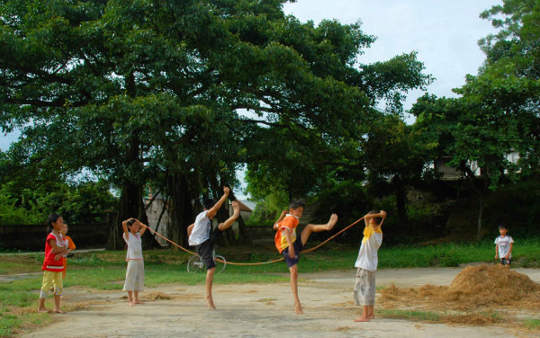 Nhấn vào ảnh để phóng to hình ảnh trẻ chơi trò chơi dân gian