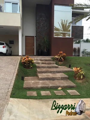 Escada de pedra com pedra pilastra tipo pedra folheta cortadas sob medida.