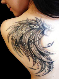 tatuaje elegante de ala en la espalda