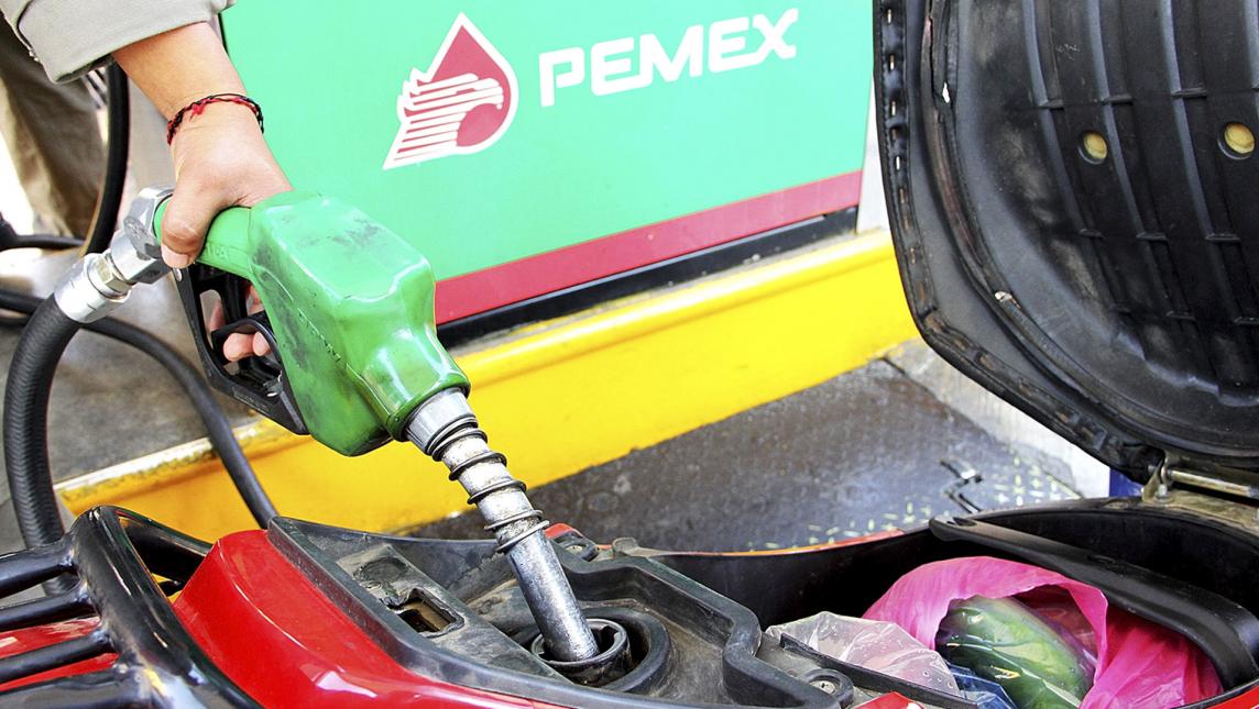 La vía de agua de la gasolina sobre el carburador de los floreros 2106