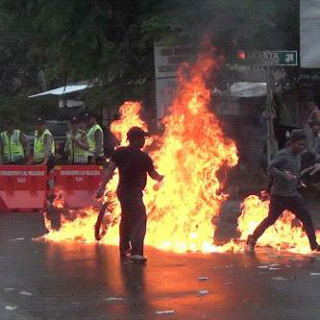 Tolak Hasil Rekapitulasi KPUD, Massa Bakar Motor Dan Ajukan Gugatan Ke MK