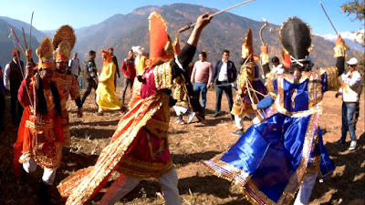 उत्तराखंड गांव की सांस्कृतिक परंपरा चक्रव्यूह https://livecultureofindia.com/उत्तराखंड-गांव-चक्रव्यूह/ 
