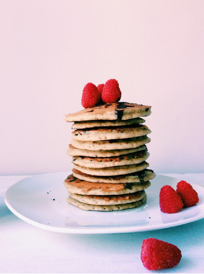 Tortitas veganas de trigo sarraceno, avena y chocolate. Salsa de anacardos y coco.
