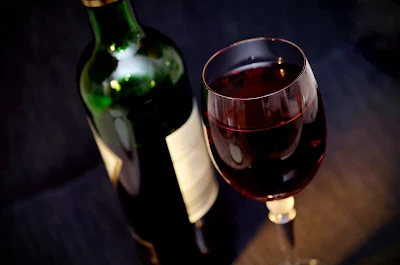 Butelka i kieliszek czerwonego wina