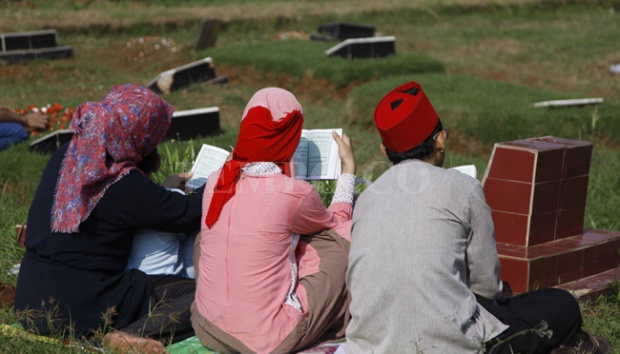 Menjadi Kebiasaan, Selepas Shalat Ied Pasti Ziarah Kubur, Lantas Bagaimana Harusnya? Menjadi Kebiasaan, Selepas Shalat Ied Pasti Ziarah Kubur, Lantas Bagaimana Harusnya?